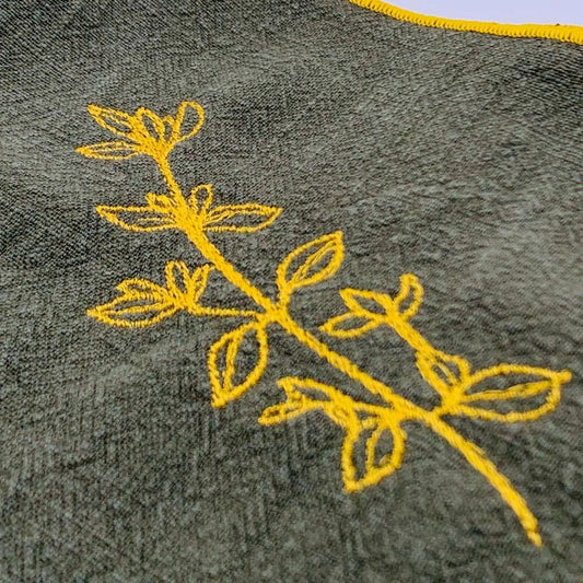 Serviette en lin lavé couleur vert safari, finition dorée_brodée d'une plante aromatique