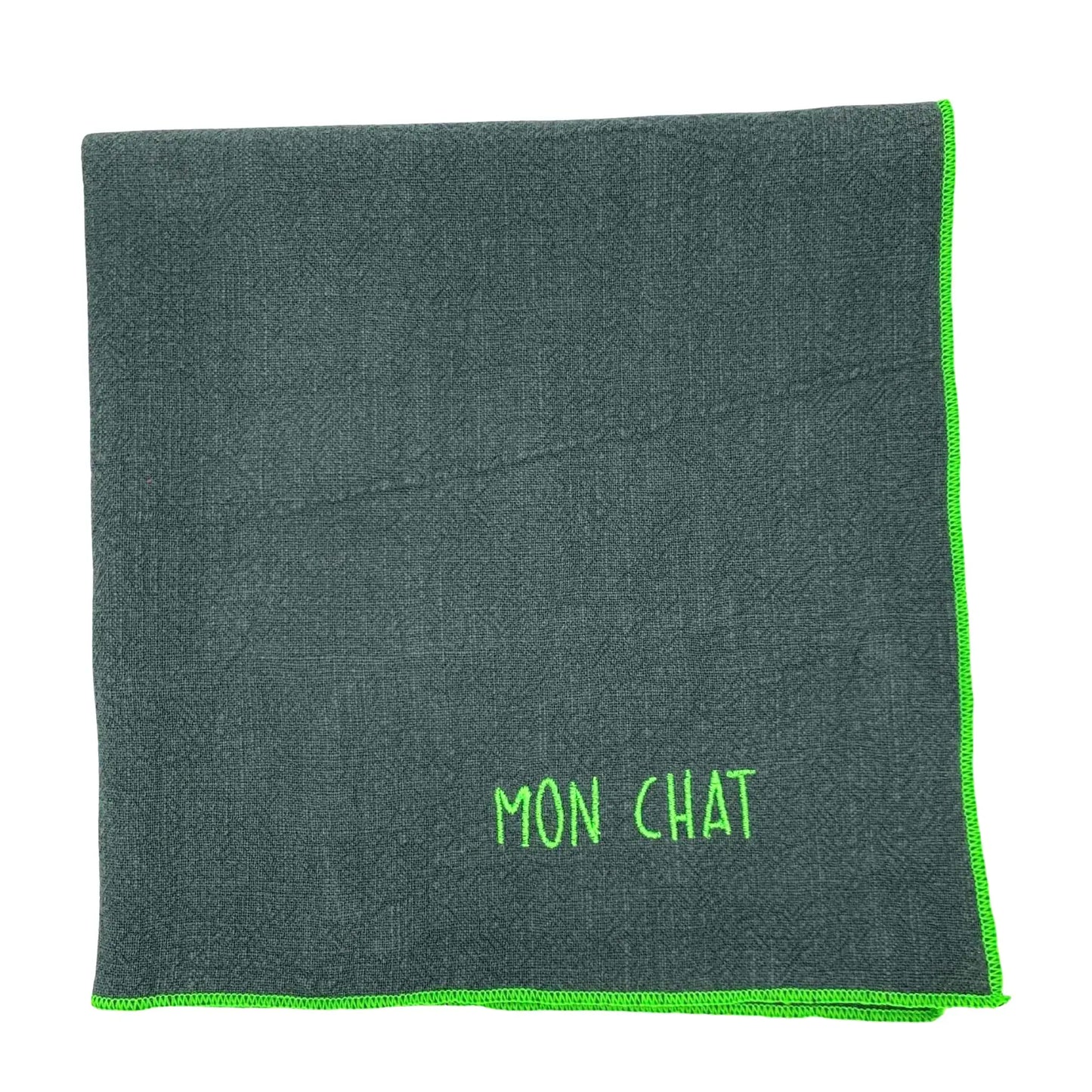 Serviette en lin lavé couleur vert forêt, finition vert néon, avec un nom brodé. Vue du produit