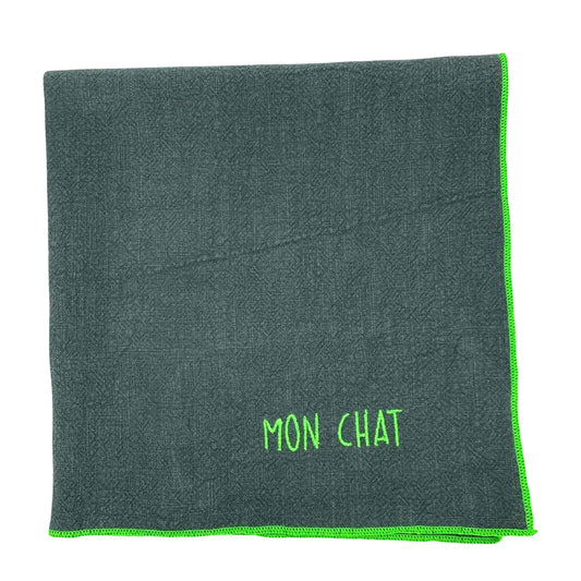Serviette en lin lavé couleur vert forêt, finition vert néon, avec un nom brodé. Vue du produit