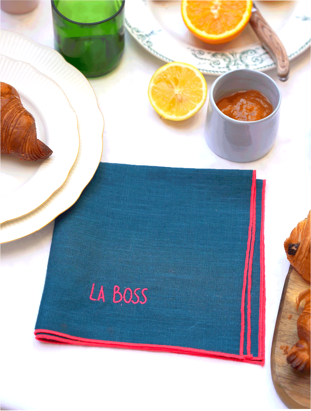 empilement de serviettes en lin bleu brodés de prénoms